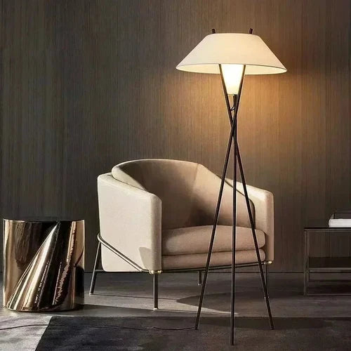 Lampadaire Trépied Design Minimaliste avec Abat-Jour Évasé pour Salon | Archi™