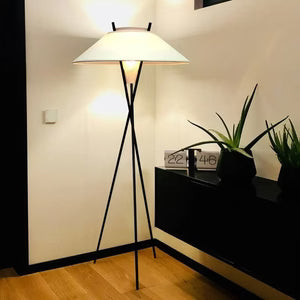 Lampadaire Trépied Design Minimaliste avec Abat-Jour Évasé pour Salon | Archi™