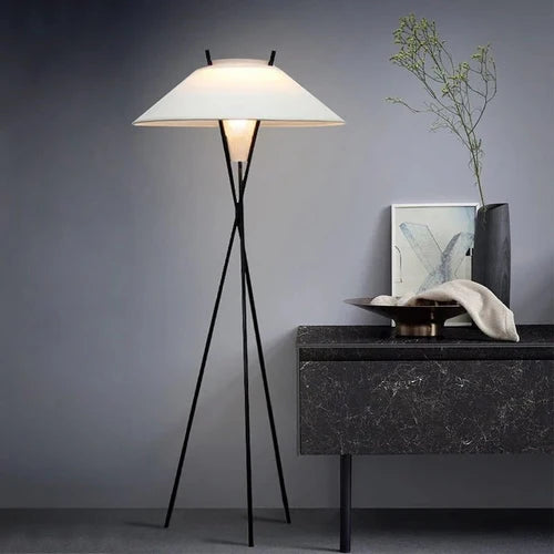 Lampadaire Trépied Design Minimaliste avec Abat-Jour Évasé pour Salon | Archi™