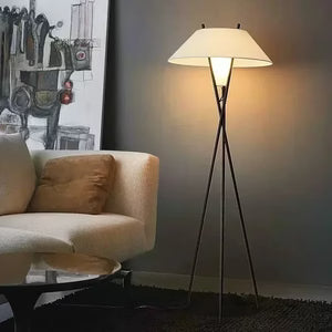 Lampadaire Trépied Design Minimaliste avec Abat-Jour Évasé pour Salon | Archi™