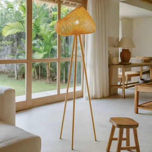 Lampadaire Trépied en Rotin Artisanal ROTINA – Design Bohème pour Salon ou Chambre