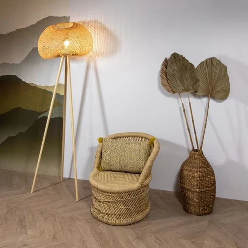 Lampadaire Trépied en Rotin Artisanal ROTINA – Design Bohème pour Salon ou Chambre